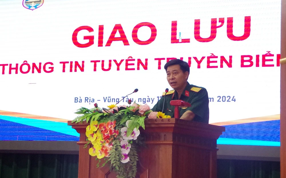 Lữ đoàn 167 Hải quân tuyên truyền biển, đảo cho 350 sinh viên ảnh 1