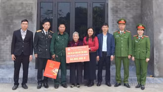 Phường Âu Lâu trao 140 triệu đồng hỗ trợ xây nhà cho mẹ liệt sĩ