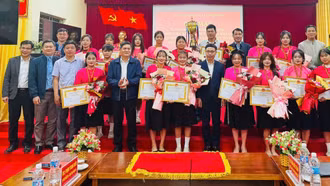 Xã Lâm Thượng khen thưởng đội bóng đá nữ