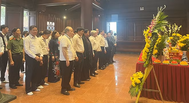 Phó Chủ tịch UBND tỉnh Vũ Thị Hiền Hạnh tham dự Ngày hội Văn hóa, thể thao, du lịch các dân tộc và Lễ hội Hoa ban tại Điện Biên ảnh 1