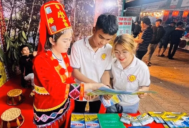 Phó Chủ tịch UBND tỉnh Vũ Thị Hiền Hạnh tham dự Ngày hội Văn hóa, thể thao, du lịch các dân tộc và Lễ hội Hoa ban tại Điện Biên ảnh 4
