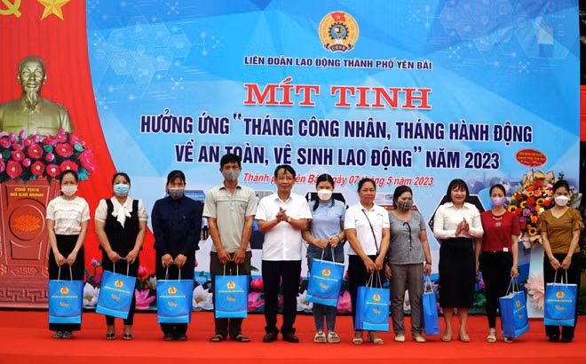 Liên đoàn lao động thành phố Yên Bái mít tinh hưởng ứng Tháng công nhân ảnh 5