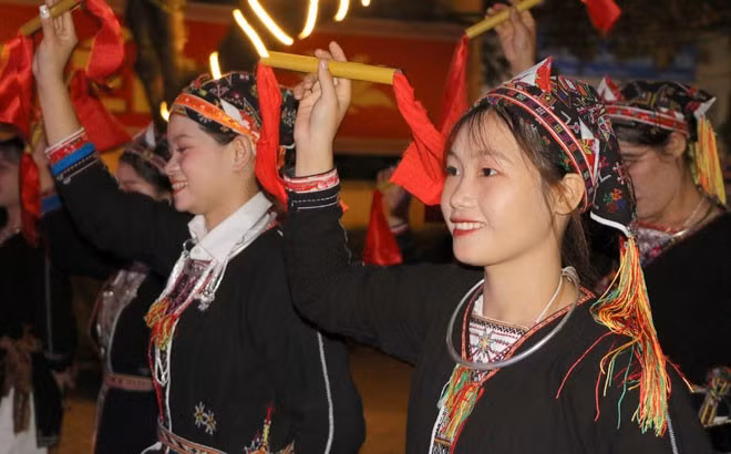 Lễ hội Quế Văn Yên lần thứ 4: Rực rỡ sắc màu diễu diễn "Người Dao xuống phố" ảnh 6