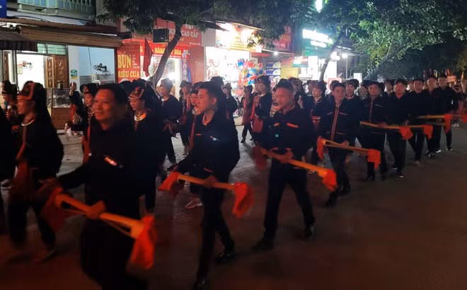 Lễ hội Quế Văn Yên lần thứ 4: Rực rỡ sắc màu diễu diễn "Người Dao xuống phố" ảnh 3