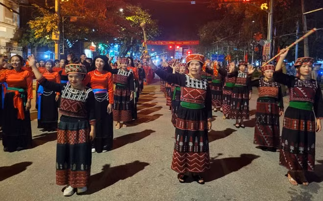 Lễ hội Quế Văn Yên lần thứ 4: Rực rỡ sắc màu diễu diễn "Người Dao xuống phố" ảnh 4