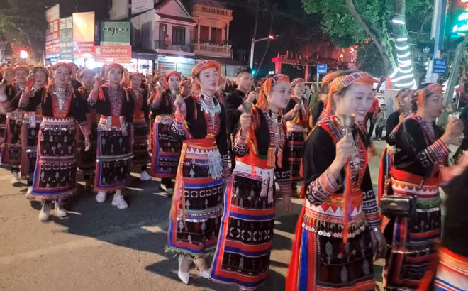 Lễ hội Quế Văn Yên lần thứ 4: Rực rỡ sắc màu diễu diễn "Người Dao xuống phố" ảnh 8