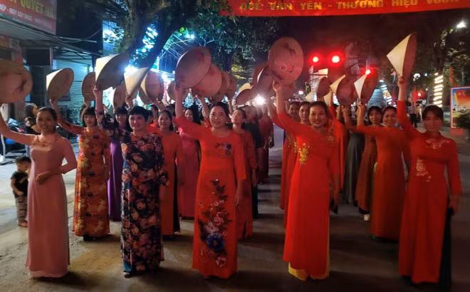 Lễ hội Quế Văn Yên lần thứ 4: Rực rỡ sắc màu diễu diễn "Người Dao xuống phố" ảnh 5