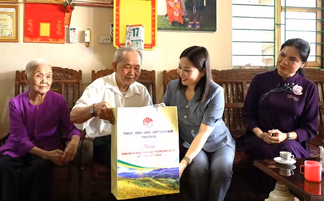 Chủ tịch Trung ương Hội Liên hiệp Phụ nữ Việt Nam Hà Thị Nga thăm và tặng quà gia đình người có công tại Yên Bái ảnh 2