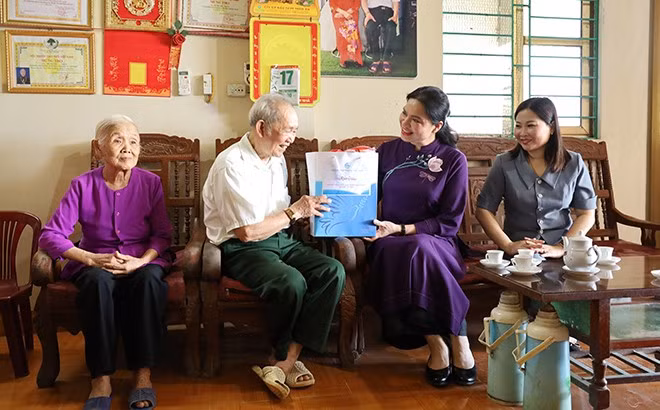 Chủ tịch Trung ương Hội Liên hiệp Phụ nữ Việt Nam Hà Thị Nga thăm và tặng quà gia đình người có công tại Yên Bái ảnh 1