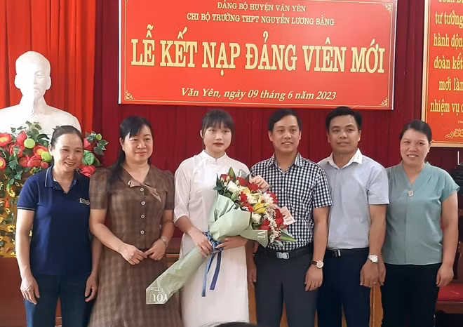 Yên Bái lần đầu tiên kết nạp 5 đảng viên mới là học sinh phổ thông ảnh 1