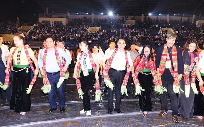 Tự hào Di sản Xòe Thái ảnh 1