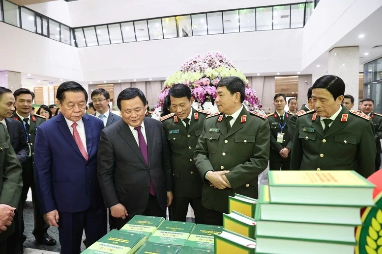 Đại tướng Lương Tam Quang cùng các đại biểu nghe giới thiệu về cuốn sách của Tổng Bí thư Tô Lâm.