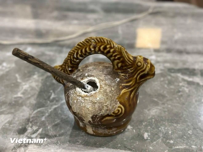 Ông bình vôi được tiếp đầy vôi từ trước Tết.