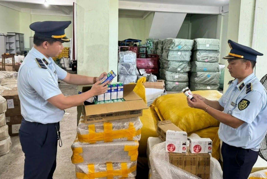 Lực lượng Quản lý thị trường tỉnh Phú Yên kiểm tra và thu giữ bột tăng lực, thực phẩm chức năng do nước ngoài sản xuất, không có hóa đơn, chứng từ hợp pháp. 1.jpg