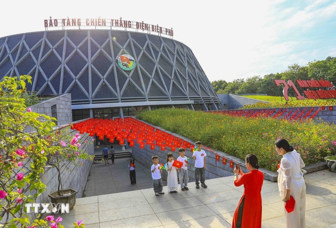 Các em học sinh chụp ảnh lưu niệm tại Bảo tàng Chiến thắng Điện Biên Phủ. Các em học sinh chụp ảnh lưu niệm tại Bảo tàng Chiến thắng Điện Biên Phủ.