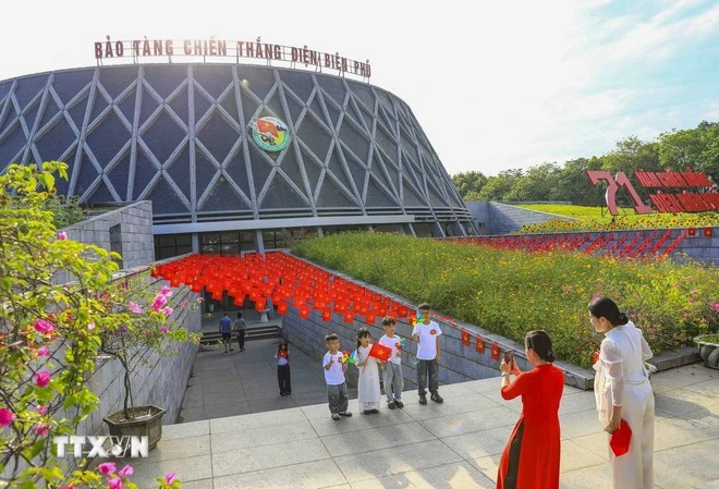 Các em học sinh chụp ảnh lưu niệm tại Bảo tàng Chiến thắng Điện Biên Phủ.