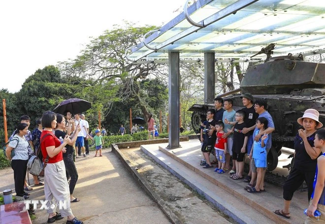 Du khách tham quan, chụp ảnh check in tại Di tích Đồi A1.