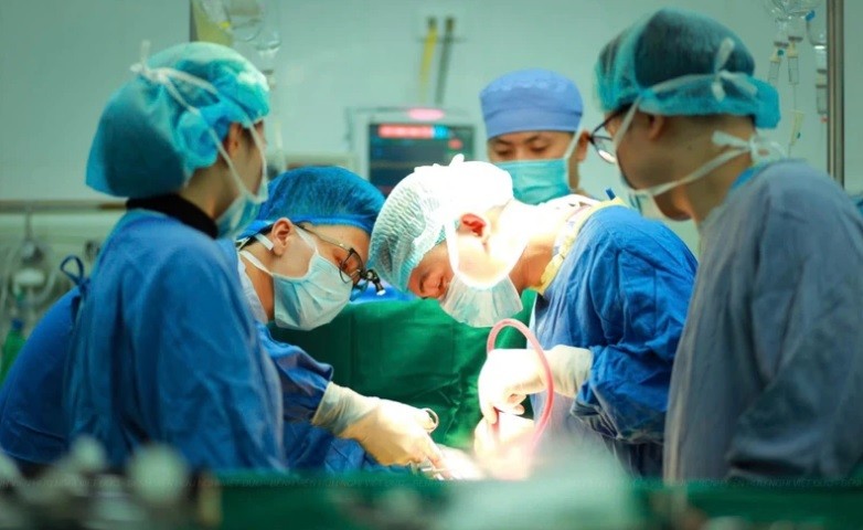 Một ca phẫu thuật tại Bệnh viện Hữu nghị Việt Đức. 3.jpg