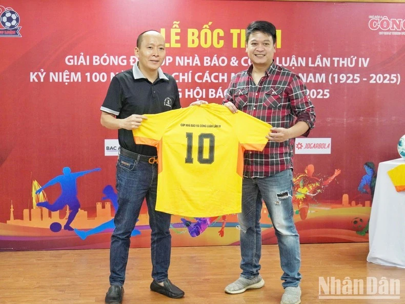 Ban Tổ chức trao áo thi đấu cho các đội tham dự giải.