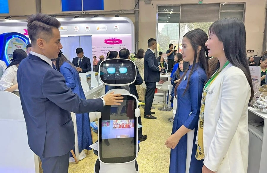 Tổng công ty Du lịch Hà Nội giới thiệu mẫu robot phục vụ trong khách sạn tại Hội chợ du lịch quốc tế Hà Nội - VITM Hà Nội 2025.