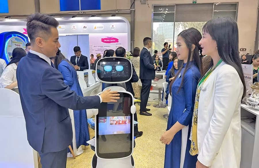 Tổng công ty Du lịch Hà Nội giới thiệu mẫu robot phục vụ trong khách sạn tại Hội chợ du lịch quốc tế Hà Nội - VITM Hà Nội 2025.