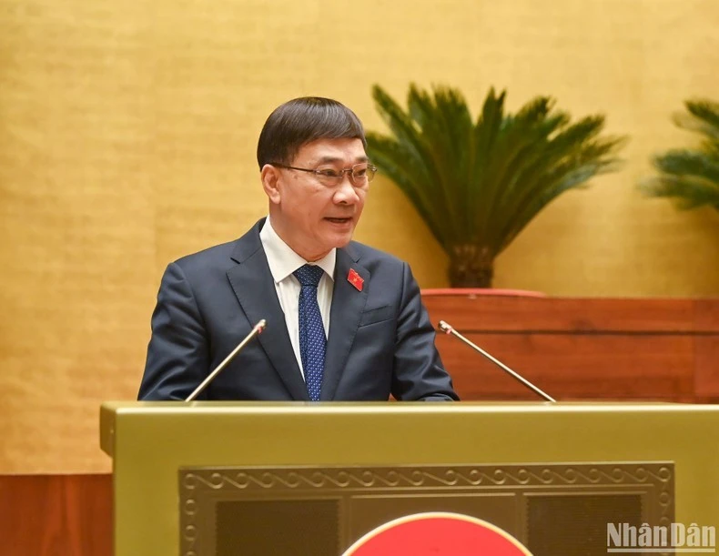 Chủ nhiệm Ủy ban Kinh tế Vũ Hồng Thanh trình bày báo cáo thẩm tra.