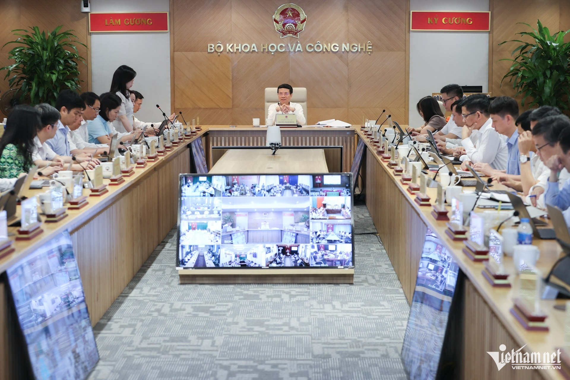Bộ trưởng Bộ KH&CN Nguyễn Mạnh Hùng chủ trì Hội nghị trực tiếp và trực tuyến giao ban quản lý nhà nước quý II/2025. 1.jpg
