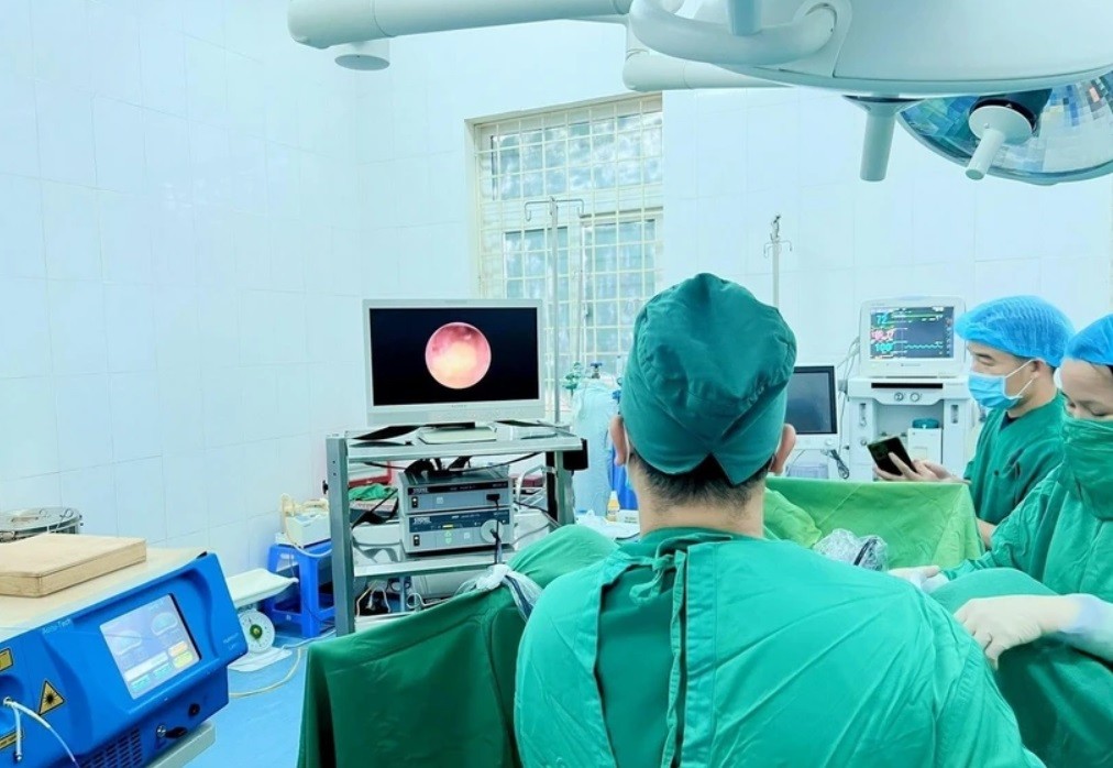 Các bác sỹ Trung tâm Y tế huyện Tam Dương, Vĩnh Phúc thực hiện Điều trị U lành tính tuyến giáp bằng sóng cao tần RFA cho bệnh nhân. 4-5073.jpg