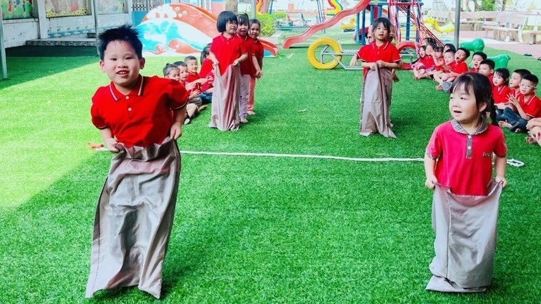 Môn giáo dục thể chất trong trường học hiện nay vẫn chưa thật sự được quan tâm đúng mức, thể hiện khá rõ từ việc thiếu cơ sở vật chất, sân chơi đến bố trí giờ học thể chất