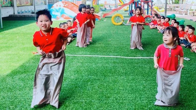 Môn giáo dục thể chất trong trường học hiện nay vẫn chưa thật sự được quan tâm đúng mức, thể hiện khá rõ từ việc thiếu cơ sở vật chất, sân chơi đến bố trí giờ học thể chất