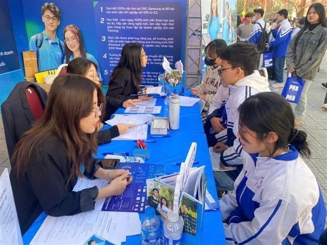 Thí sinh nghe tư vấn ngày hội tư vấn hướng nghiệp 2025 được tổ chức tại Thanh Hóa.