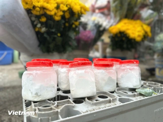 Những lọ vôi được bày bán vào cuối năm.