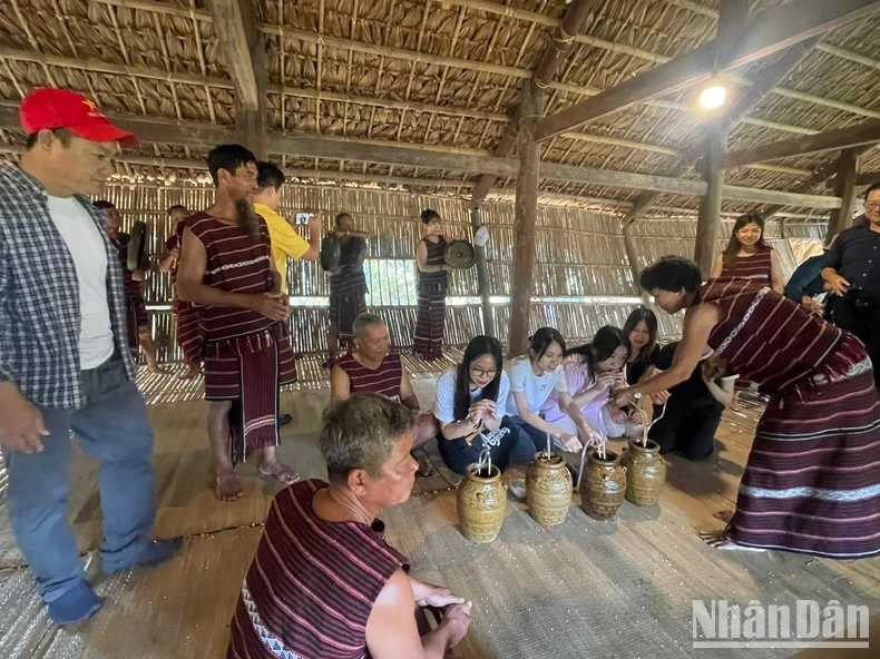 Du khách thưởng thức rượu cần cùng đồng bào các dân tộc ở Làng.