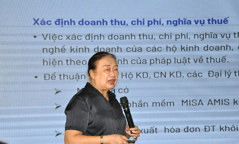 Bà Nguyễn Thị Cúc - Chủ tịch VTCA trình bày tham luận tại hội thảo.