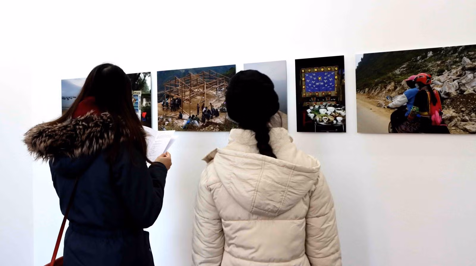 Khách tham quan xem triển lãm "Odd Numbers".