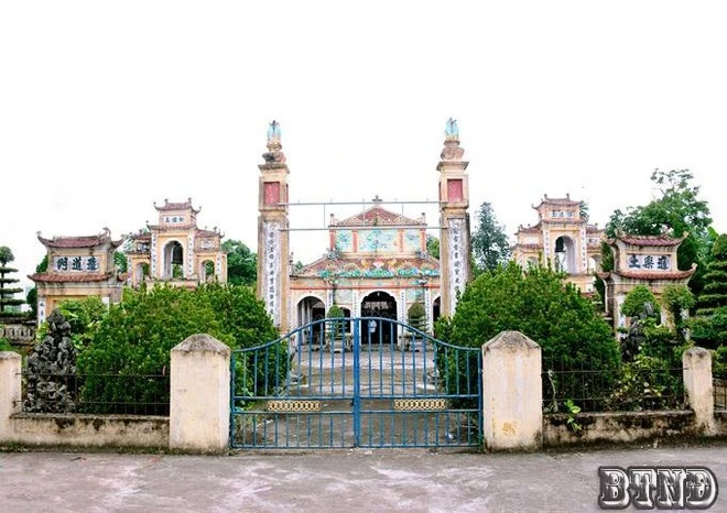 Toàn cảnh Đền Xám.