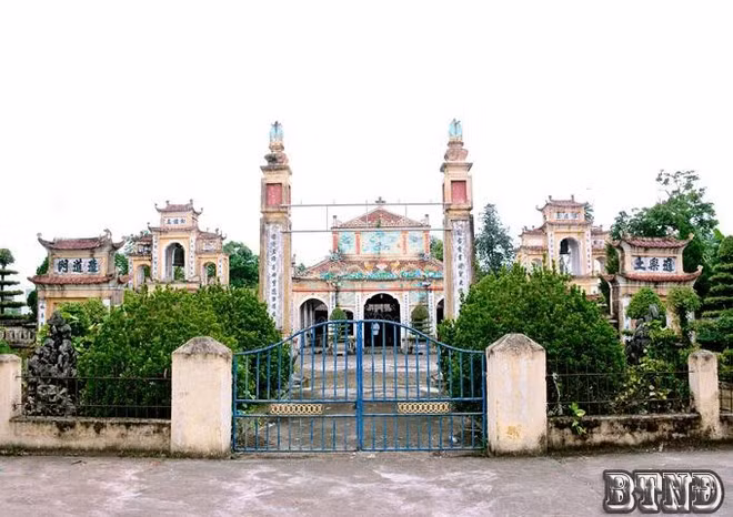 Toàn cảnh Đền Xám.