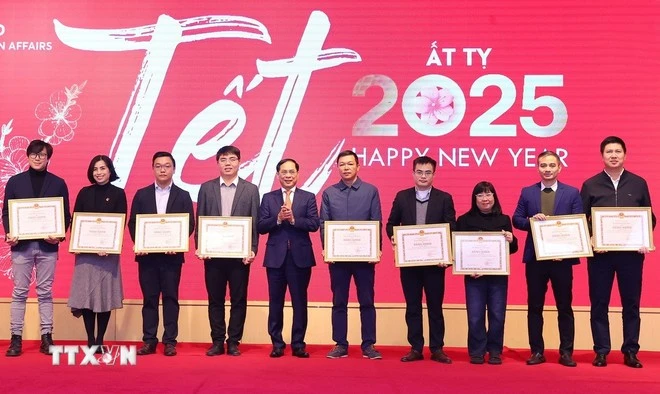 Phó Thủ tướng, Bộ trưởng Bộ Ngoại giao Bùi Thanh Sơn trao tặng Bằng khen của Bộ trưởng Bộ Ngoại giao cho các cá nhân.