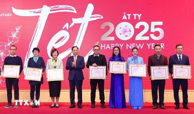 Phó Thủ tướng, Bộ trưởng Bộ Ngoại giao Bùi Thanh Sơn trao tặng Bằng khen của Bộ trưởng Bộ Ngoại giao cho các tập thể.