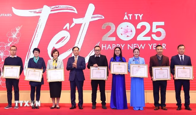 Phó Thủ tướng, Bộ trưởng Bộ Ngoại giao Bùi Thanh Sơn trao tặng Bằng khen của Bộ trưởng Bộ Ngoại giao cho các tập thể.