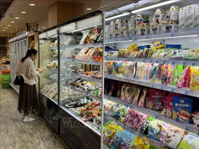 Người dân mua sắm tại một siêu thị ở thành phố Bắc Kinh.