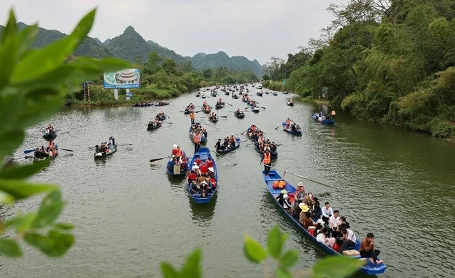 Du khách đi thuyền trên suối Yến vào chùa Hương vãn cảnh, lễ Phật trong chiều mùng 5 Tết Giáp Thìn.