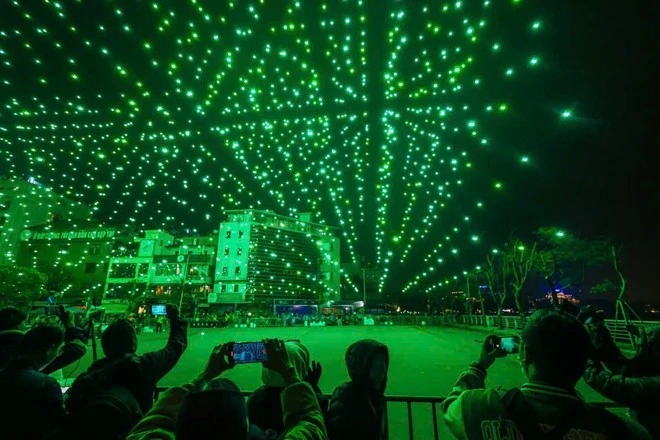Màn trình diễn ánh sáng nghệ thuật bằng 2.024 thiết bị bay không người lái với tên gọi "Lễ hội ánh sáng nghệ thuật Hà Nội - Rực rỡ Thăng Long' mừng Xuân mới năm 2024.