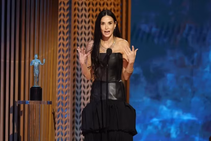 Demi Moore trên sân khấu SAG Awards 2025.
