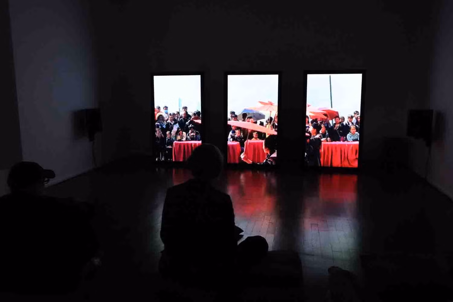 Hành trình của nghệ sĩ Le Motel bắt đầu trong một không gian tối mịt, nơi âm thanh và hình ảnh giao thoa, tạo ra một bức tranh sống động về Việt Nam.