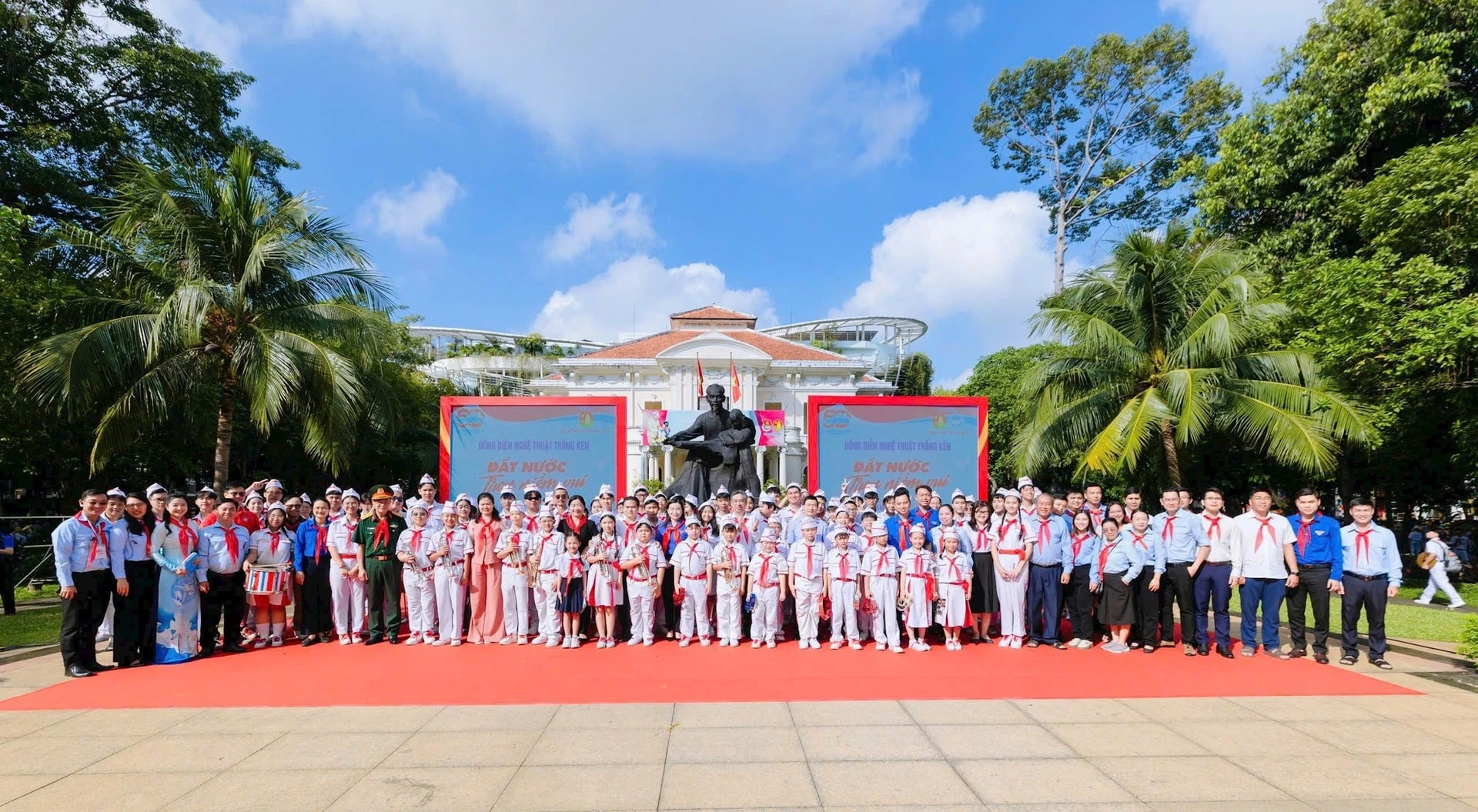 Thiếu nhi thành phố chụp ảnh lưu niệm với các đại biểu dưới tượng “Bác Hồ với thiếu nhi” tại Nhà Thiếu nhi thành phố.