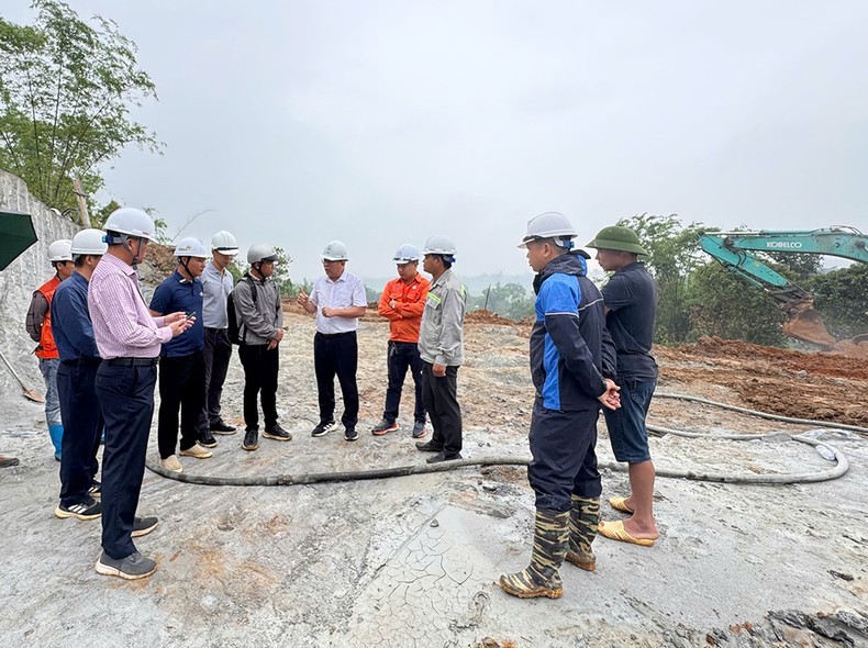 EVN Deputy General Director Pham Hong Phuong (white shirt) inspects location VT371, Vinh Phuc province. Phó Tổng giám đốc EVN Phạm Hồng Phương (áo trắng) kiểm tra tại vị trí VT371, tỉnh Vĩnh Phúc.