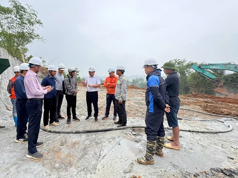 Phó Tổng giám đốc EVN Phạm Hồng Phương (áo trắng) kiểm tra tại vị trí VT371, tỉnh Vĩnh Phúc.