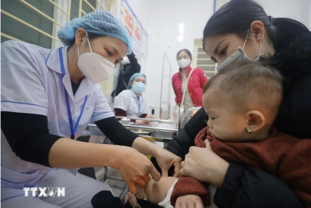 Tiêm vaccine phòng sởi cho trẻ tại Hà Nội. 2.jpg