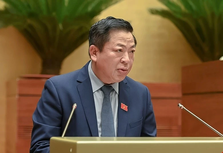 Bộ trưởng Bộ Xây dựng Trần Hồng Minh trình bày tờ trình.